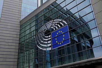 Im Europaviertel in der belgischen Hauptstadt Brüssel ist am Gebäude des Europäischen Parlaments das Logo des EU-Parlaments zu sehen, aufgenommen am 24.06.2017. Das Logo stilisiert den Plenarsaal und die EU-Fahne mit dem Sternenkranz. Das Europäische Parlament hat drei Arbeitsorte: Straßburg, Brüssel und Luxemburg. Seinen Hauptsitz hat das Europäische Parlament in Straßburg, dort tritt es in der Regel einmal im Monat für eine Woche zu seinen Plenartagungen zusammen. In Brüssel liegt der Schwerpunkt der Ausschuss- und Fraktionsarbeit, außerdem finden dort zusätzliche Plenartagungen statt. Das Generalsekretariat, also die Verwaltung des Parlaments, befindet sich überwiegend in Luxemburg. In Brüssel sind die Hauptbüros der Mitglieder des Europäischen Parlaments. Im Plenarsaal finden alle 751 Mitglieder des Europäischen Parlaments Platz. Es ist das größte transnationale Parlament der Welt. - KEINE BILDFUNKVERWENDUNG - Foto: Sascha Steinach/dpa-Zentralbild/dpa 