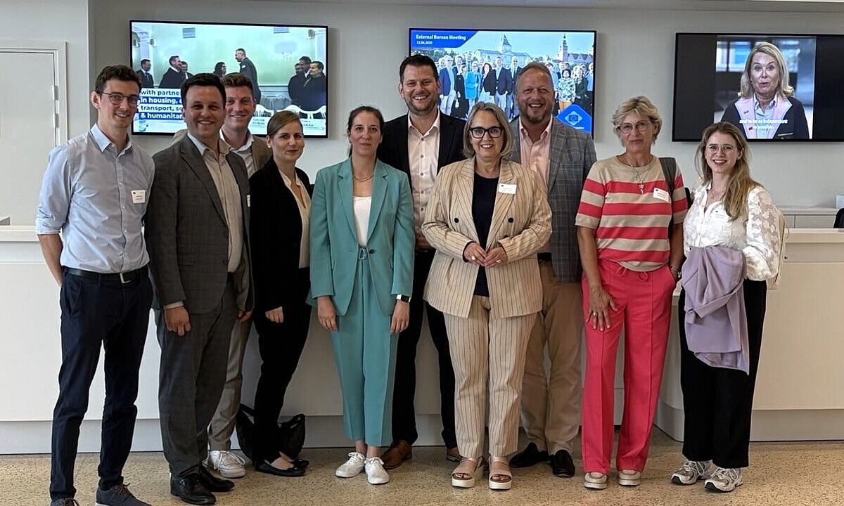 Group picture of delegation of the SPD Parliamentary Working Group on Labour, Health and Social Affairs in the North Rhine-Westphalia state parliament and representatives from FES Future of Work