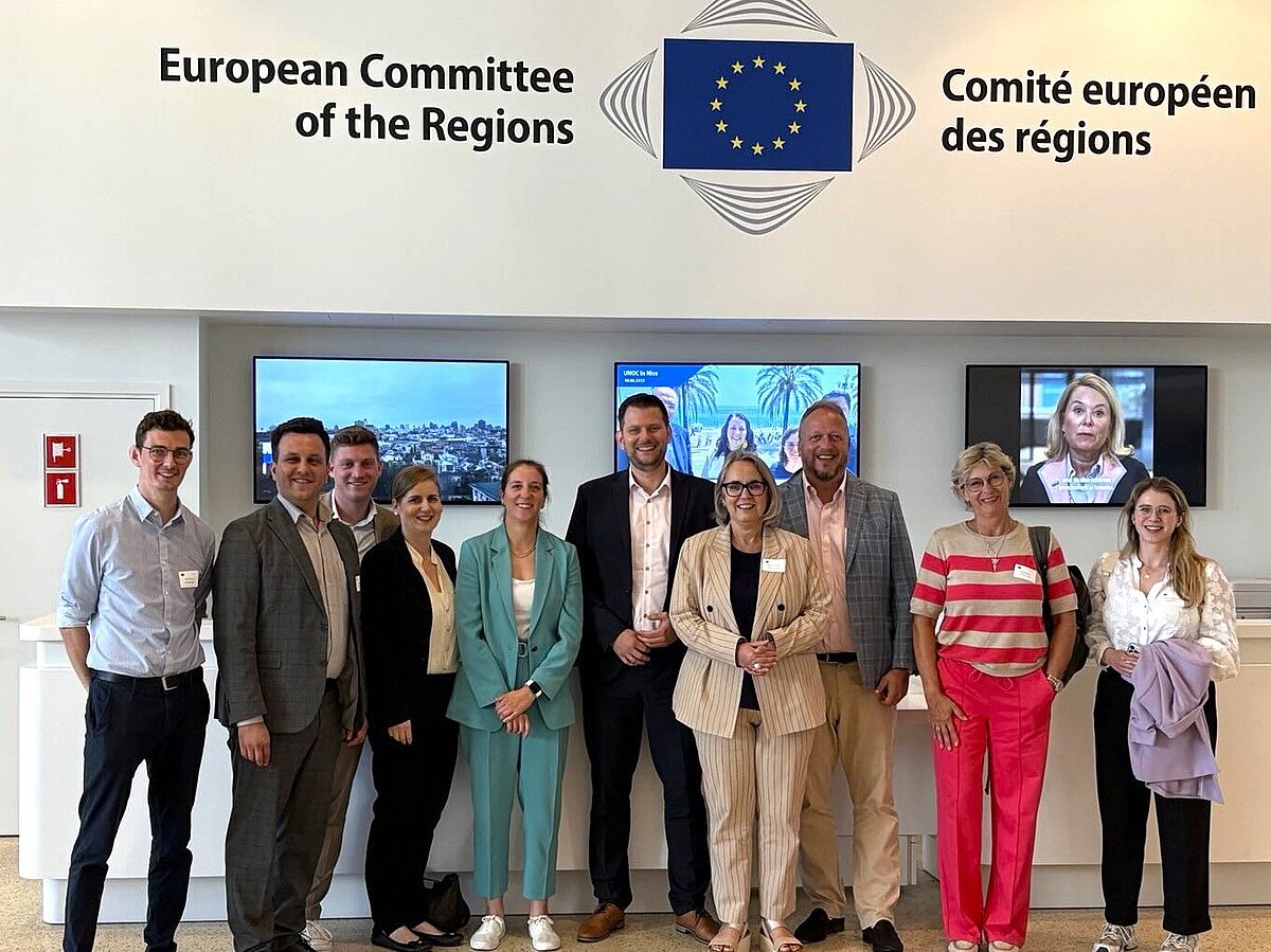 Group picture of delegation of the SPD Parliamentary Working Group on Labour, Health and Social Affairs in the North Rhine-Westphalia state parliament and representatives from FES Future of Work.
