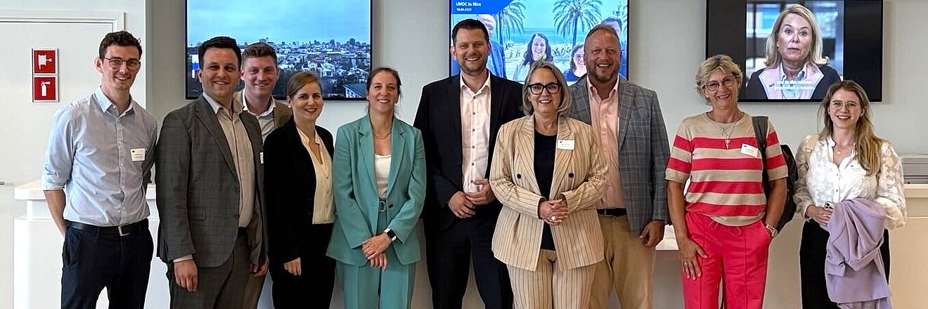Group picture of delegation of the SPD Parliamentary Working Group on Labour, Health and Social Affairs in the North Rhine-Westphalia state parliament and representatives from FES Future of Work.
