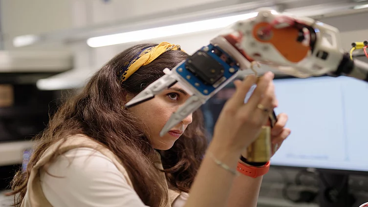 At the International Conference on Robotics and Automation (ICRA) in Philadelphia on 25 May, British technology firm Dyson gave a glimpse of its top secret plans for household robots. During the event, Dyson outlined their ambitions in advanced robotics, and offered a sneak peak at its development of an autonomous device capable of household chores and other tasks.