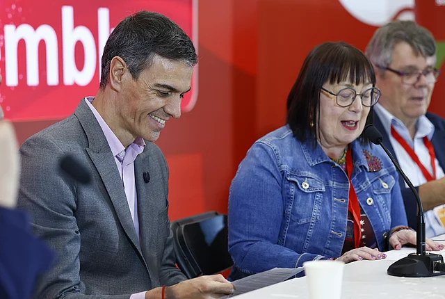Pedro Sanchez and Esther Lynch in the panel