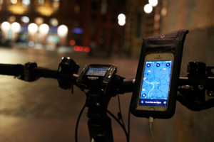 A delevery worker phone online with its Uber app.