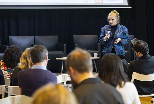 Presentation by Fiona Dragstra, WageIndicator Foundation