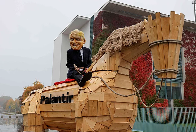 Deutschland, Berlin, Demonstration vor dem Kanzleramt, Campact: Palantir Stoppen! 