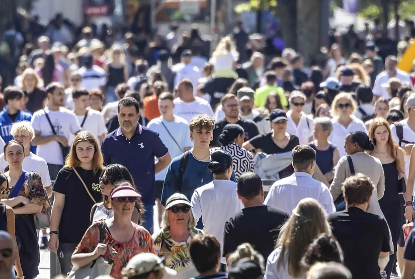 Bei Sonnenschein flanieren viele Menschen durch die Stuttgarter Fußgängzone Königstraße. Stuttgart, Baden-Württemberg, Deutschland 