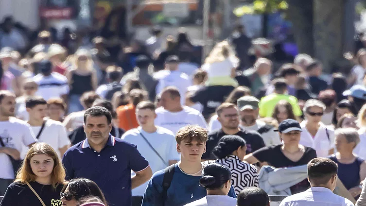 Bei Sonnenschein flanieren viele Menschen durch die Stuttgarter Fußgängzone Königstraße. Stuttgart, Baden-Württemberg, Deutschland 